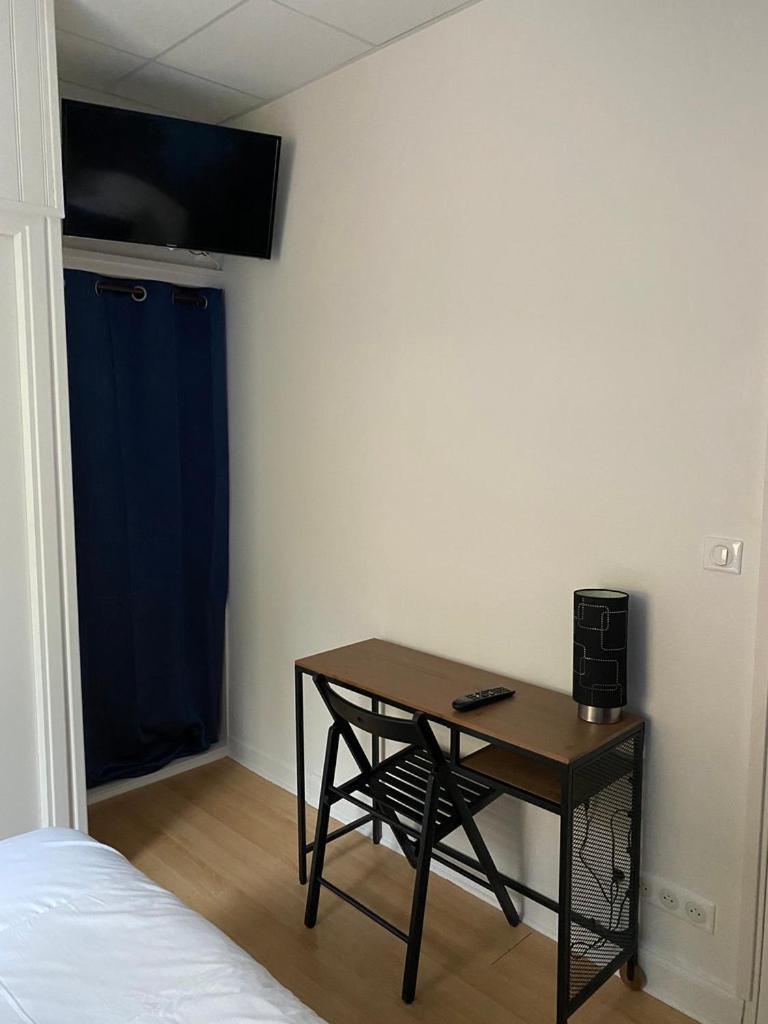 Hotel La Bonne Hotesse Chambon-sur-Lac Room photo