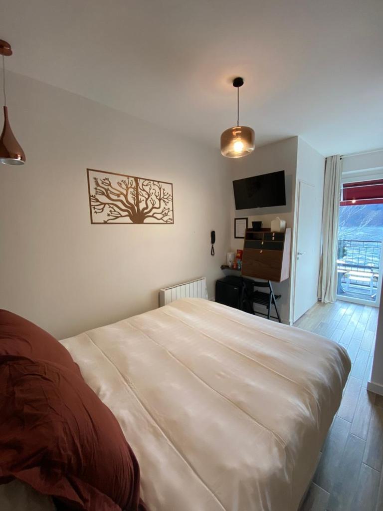Hotel La Bonne Hotesse Chambon-sur-Lac Room photo